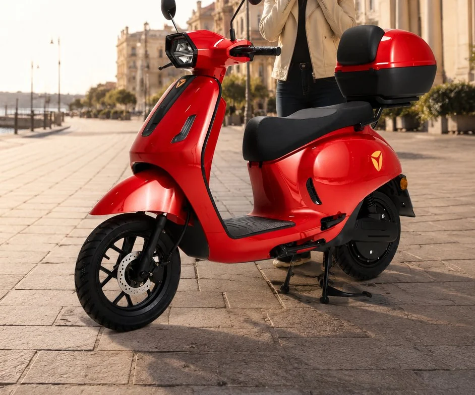 Scooter elétrica Yadea vermelha estacionada em rua urbana