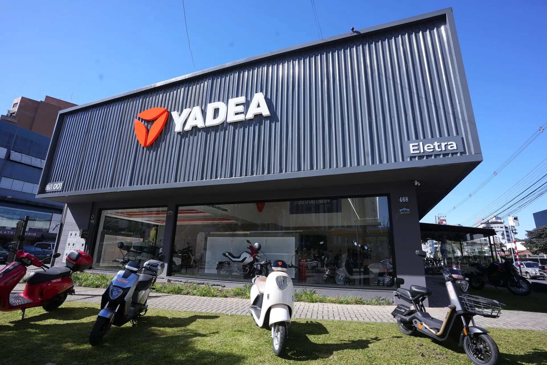Fachada da Yadea Eletra Curitiba Cabral